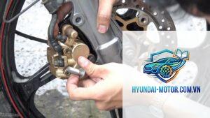 xe máy phanh bị bó khi chạy