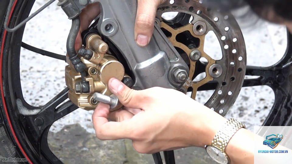 xe máy phanh bị bó khi chạy