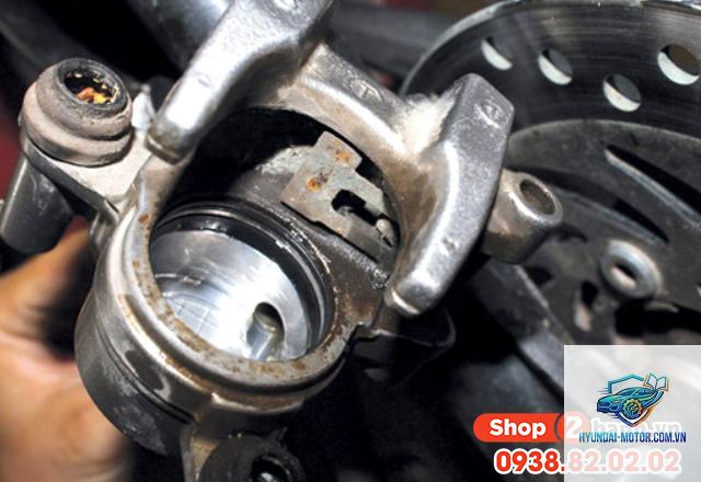 xe máy phanh bị cứng khi bóp - Hình 2