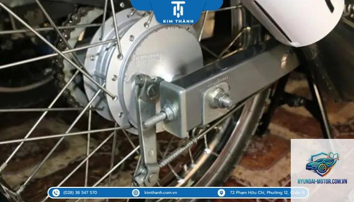 xe máy phanh sau bị bó - Hình 4