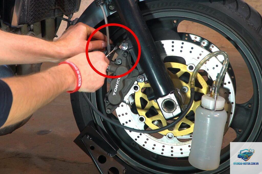 xe máy phanh sau bị kêu