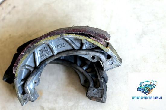 xe máy phanh tang trống bị bó - Hình 3