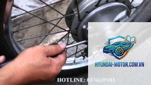 xe máy phanh tang trống bị bó