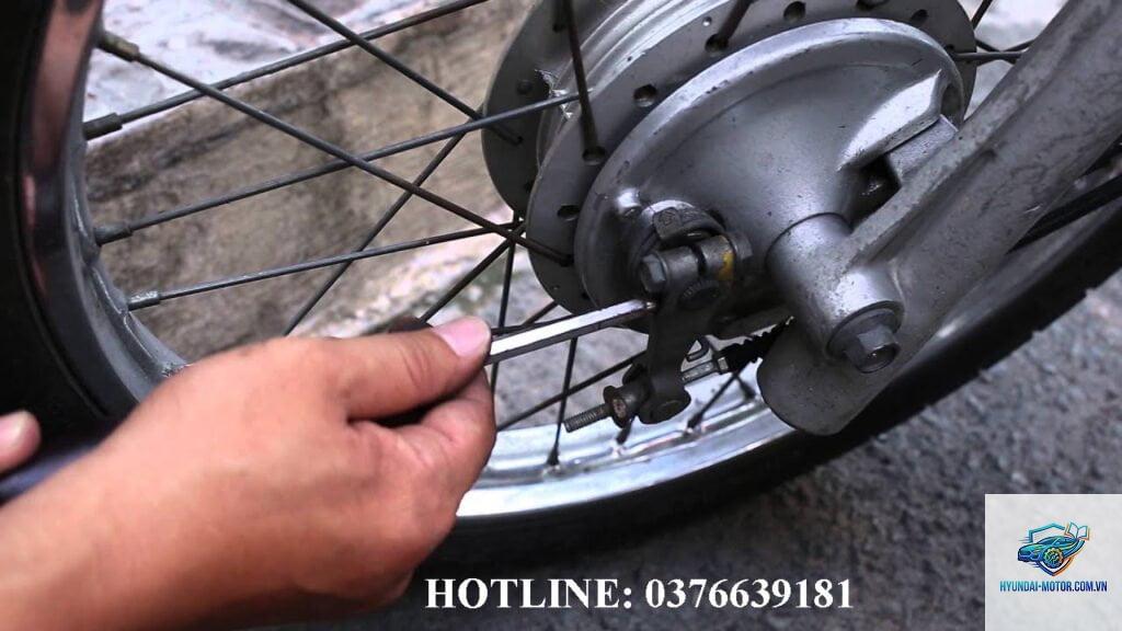 xe máy phanh tang trống bị bó