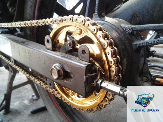 xe máy phát ra tiếng cộc cộc khi tăng tốc - Hình 2