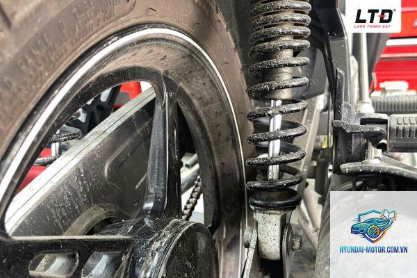 xe máy phuộc bị cứng - Hình 4