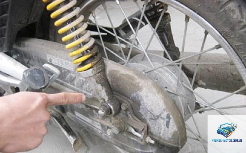xe máy phuộc sau bị chảy dầu - Hình 4