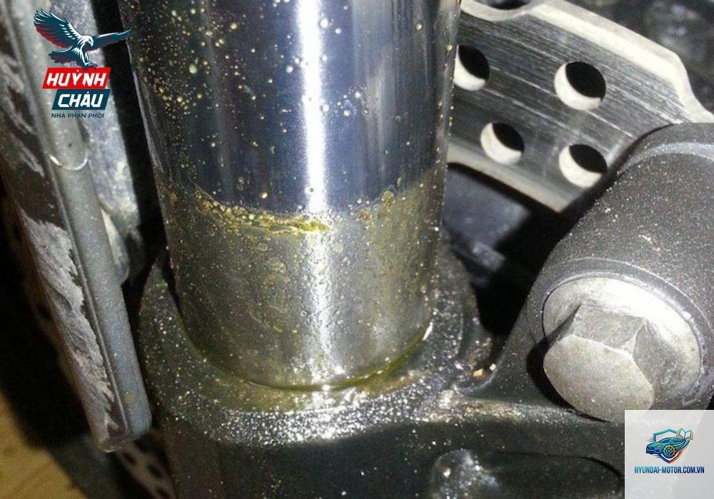xe máy phuộc trước bị chảy dầu - Hình 2