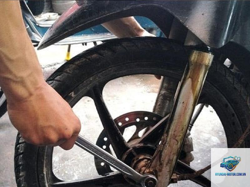 xe máy phuộc trước bị chảy dầu - Hình 3