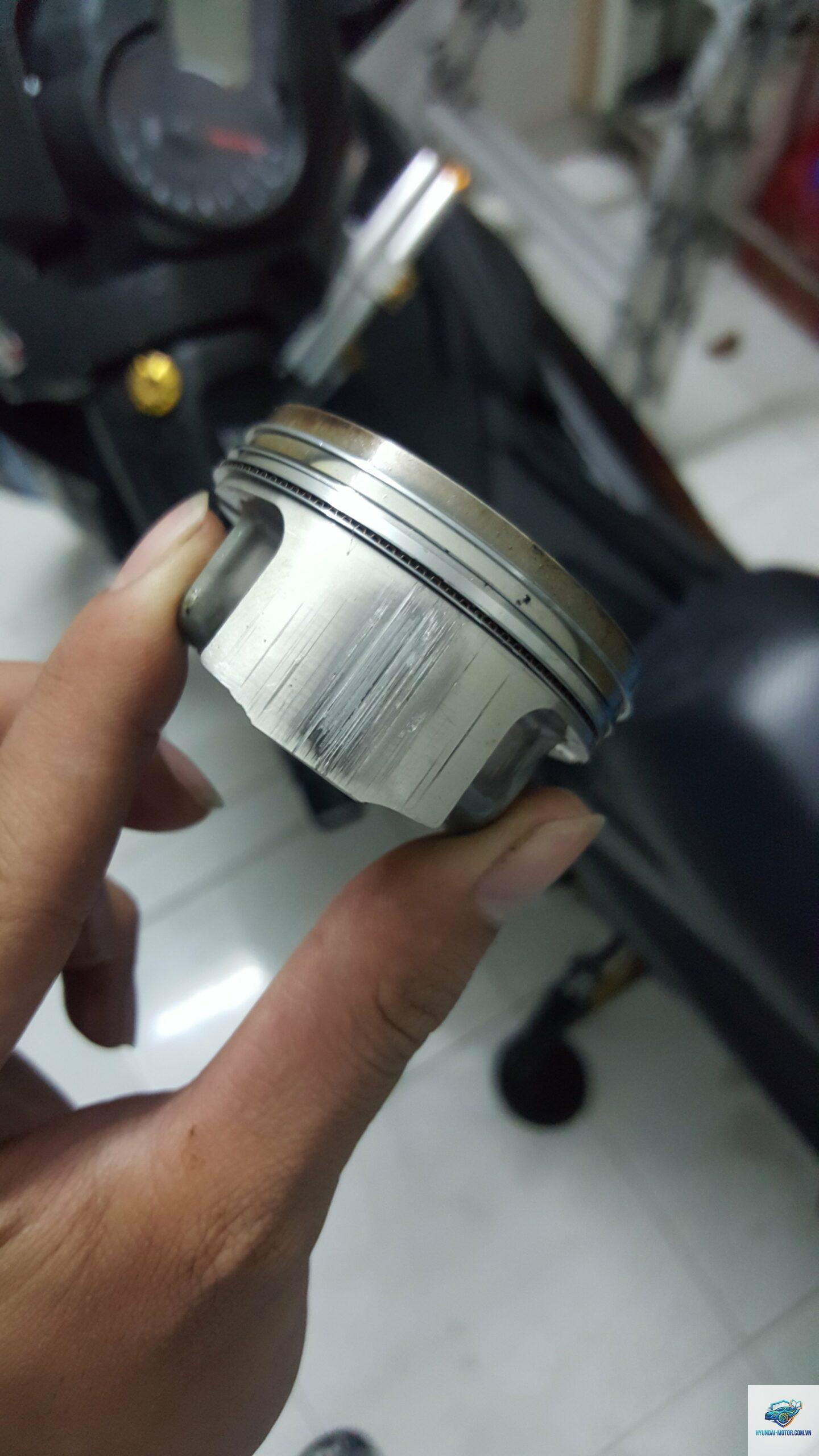 xe máy piston bị xước - Hình 2