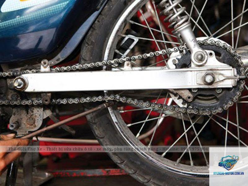 xe máy sên bị chùng