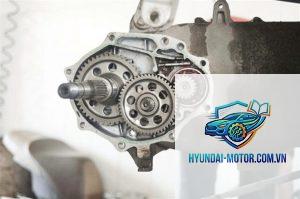 xe máy vào số bị giật - Hình 3