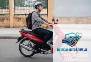 xe máy vào số bị giật