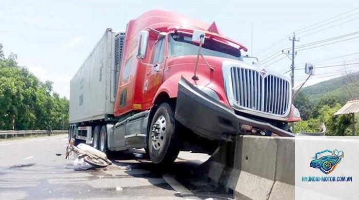 Bảo hiểm có đền khi đâm dải phân cách không - Hình 2