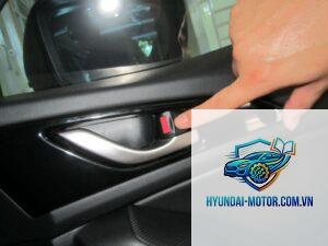 lỗi cửa xe tự mở